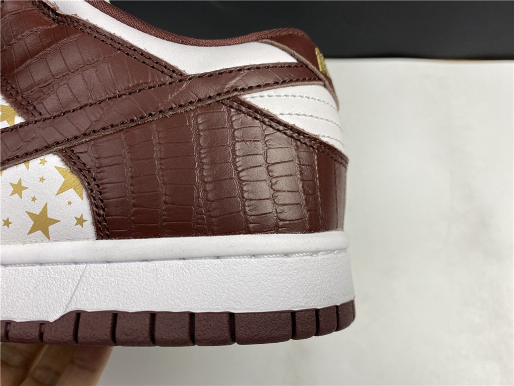 Svp*me x Nike SB Dunk Low DH3228-103